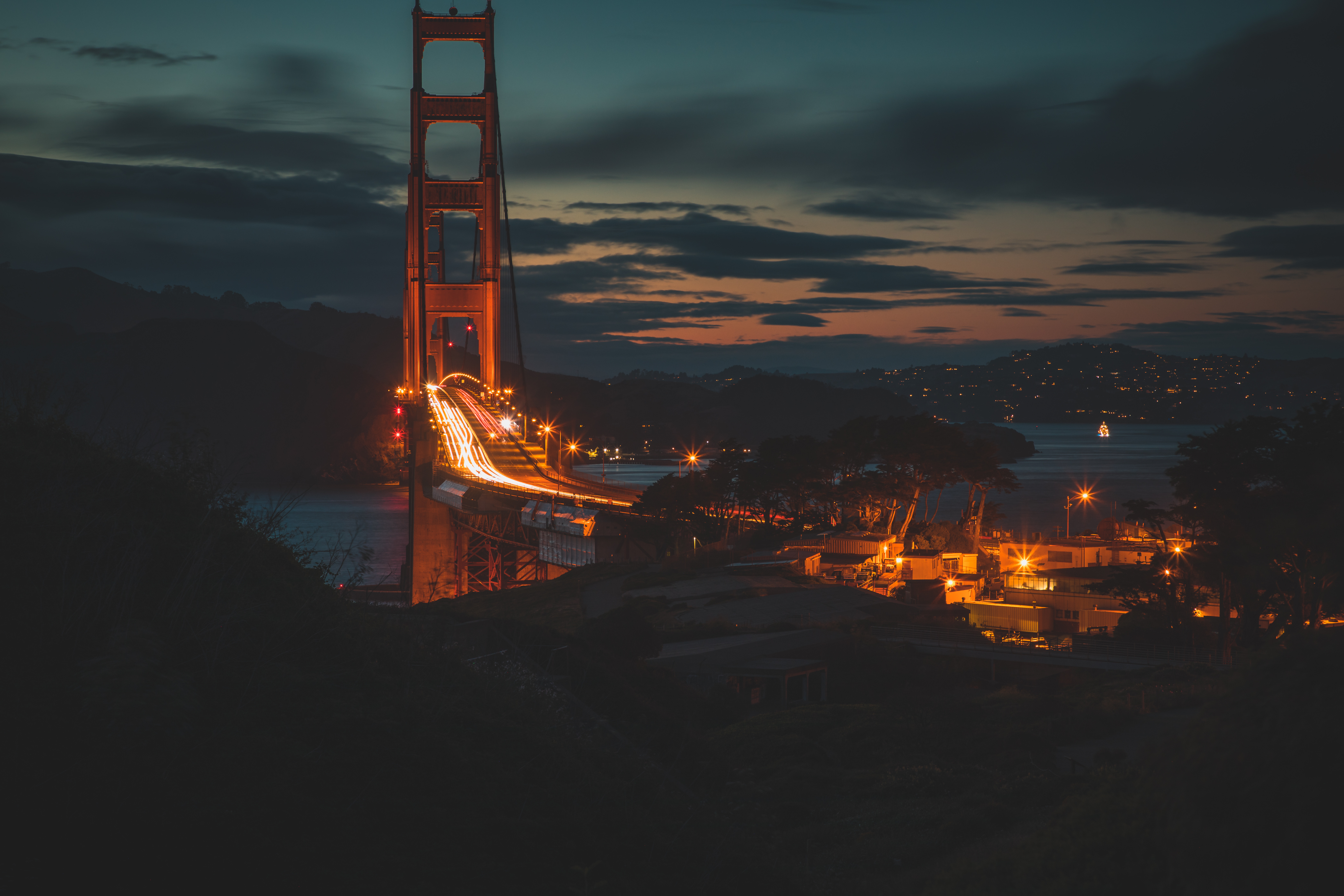 Golden Gate Bridge at night